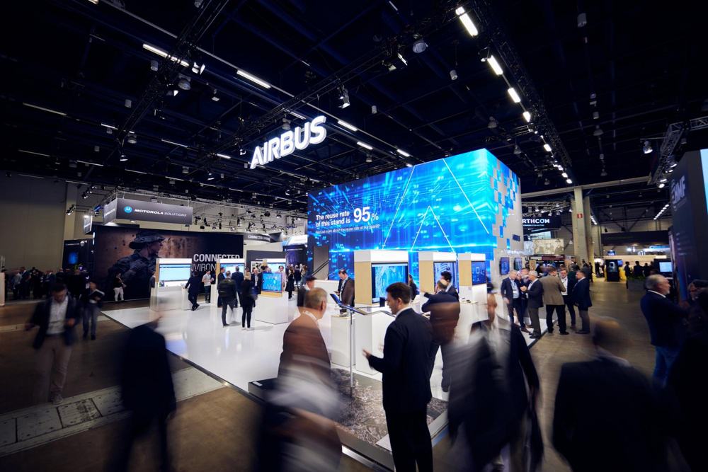 Stand Airbus éclairé dans un hall sombre