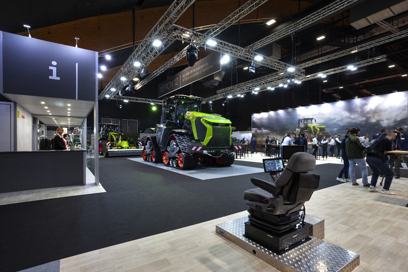 Stand Claas avec tracteur et éclairage sur poutres