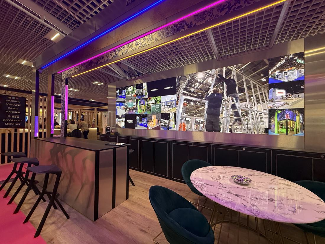 Espace lounge et bar éclairé