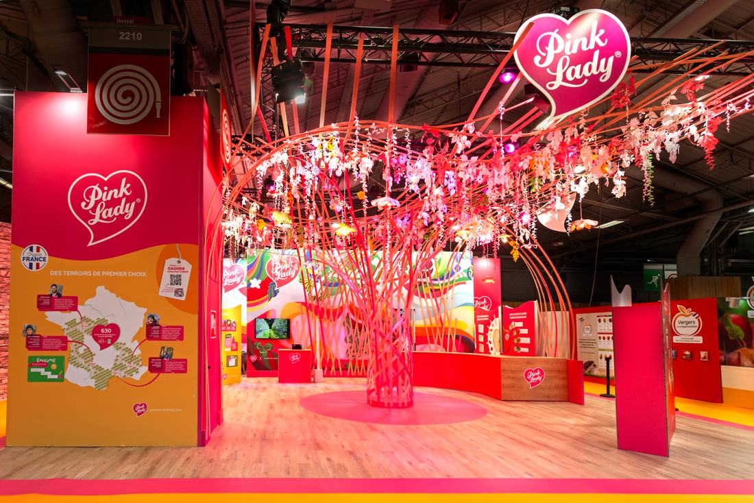 Stand Pink Lady avec arbre lumineux