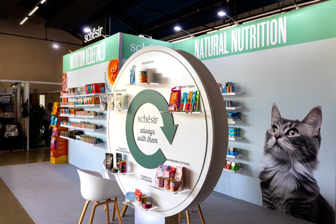 Stand Schesir avec arche ronde et visuels