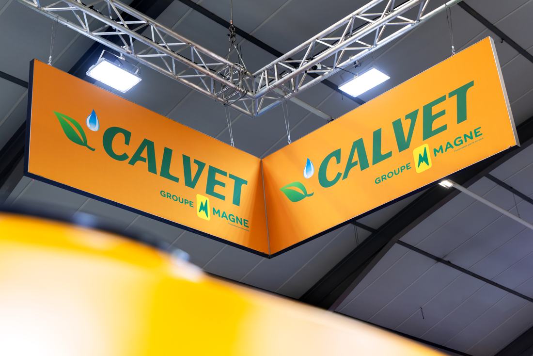 Stand Calvet, signalétique suspendue orange