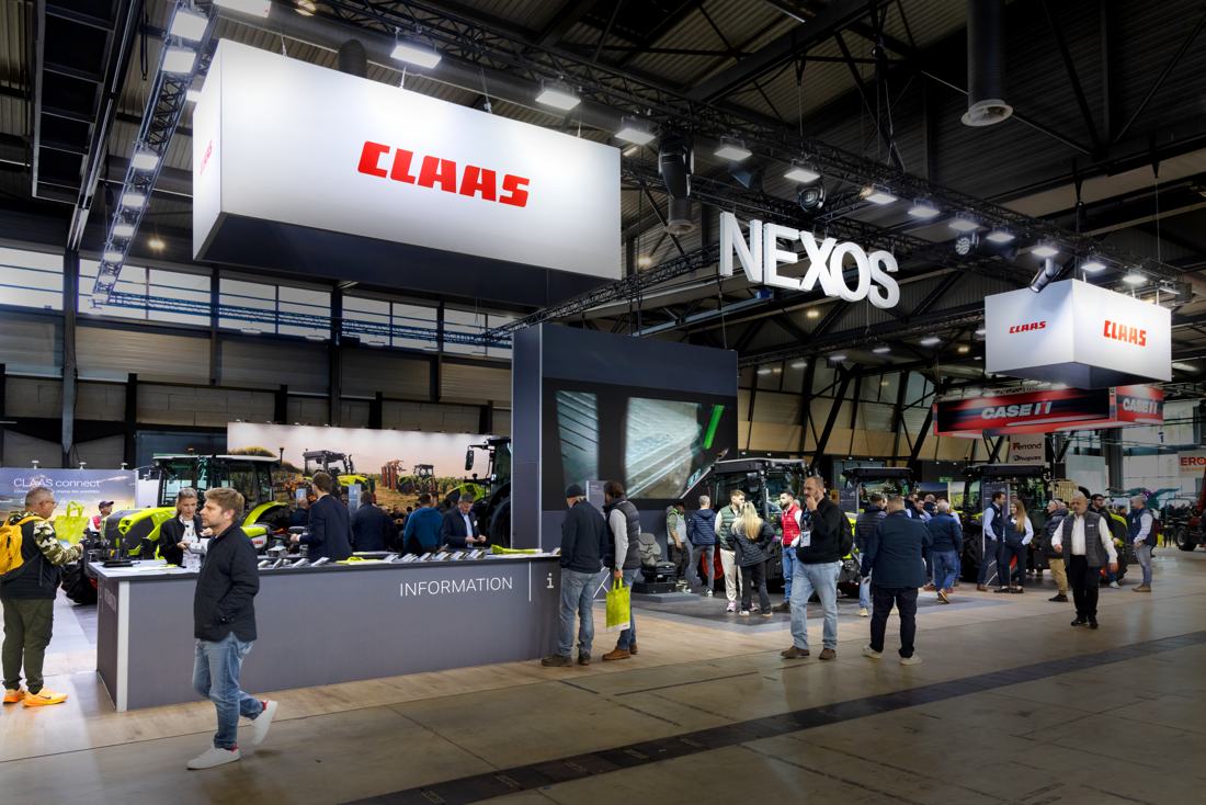Stand Claas avec bannière suspendue